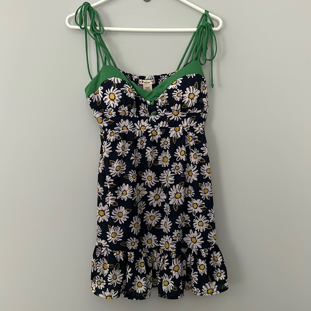 NWOT Forever Daisy Flowing Tank with Built in Bra in Size Large